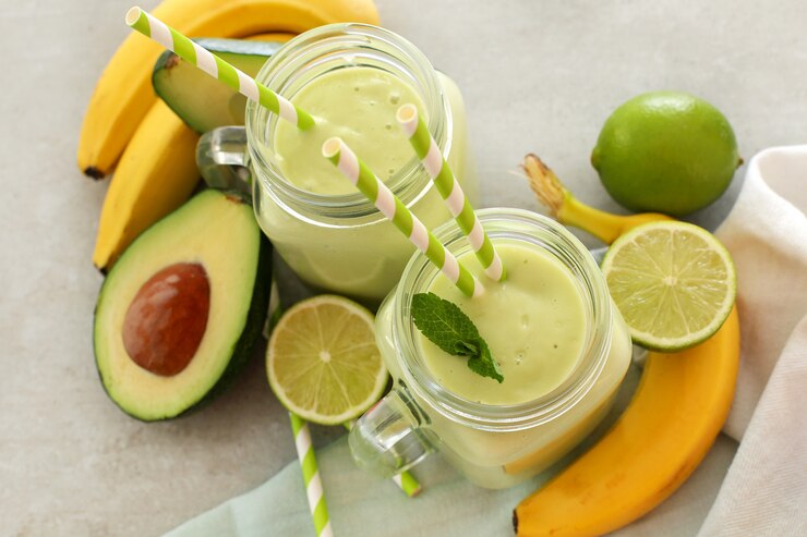 batido-com-abacate-e-banana_144627-33272 Descubra os 3 benefícios do coquetel de limão para emagrecer e aprenda a fazer Bebida Fitness  