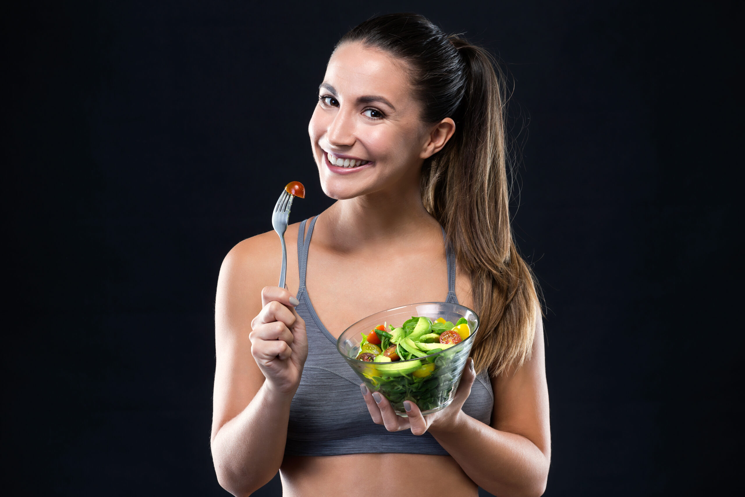 bela-jovem-comendo-salada-sobre-fundo-preto-scaled 12 Sucos que ajudam a emagrecer - os melhores Bebida Fitness  