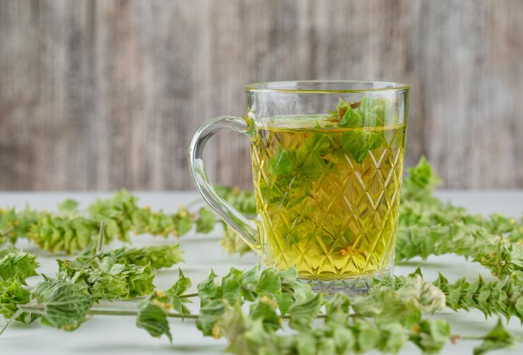 cha-de-ervas-com-folhas-em-um-copo-de-vidro-em-branco-e-sujo_176474-7374 Descubra os 3 benefícios do chá de erva-doce para desinchar a barriga Bebida Fitness  