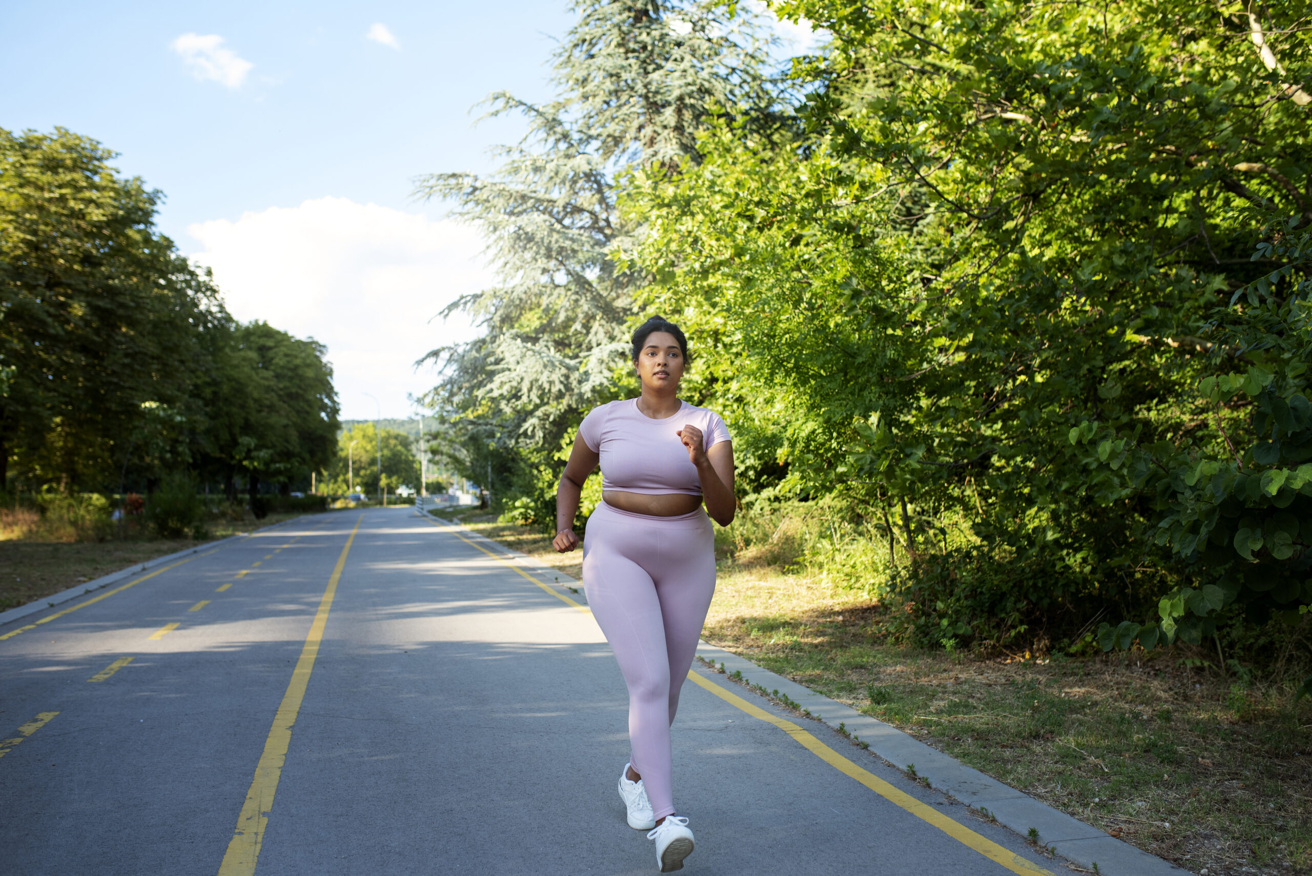 mulher-com-excesso-de-peso-correndo-ao-ar-livre-scaled 6 Equipamentos para emagrecer em casa Perder Barriga  