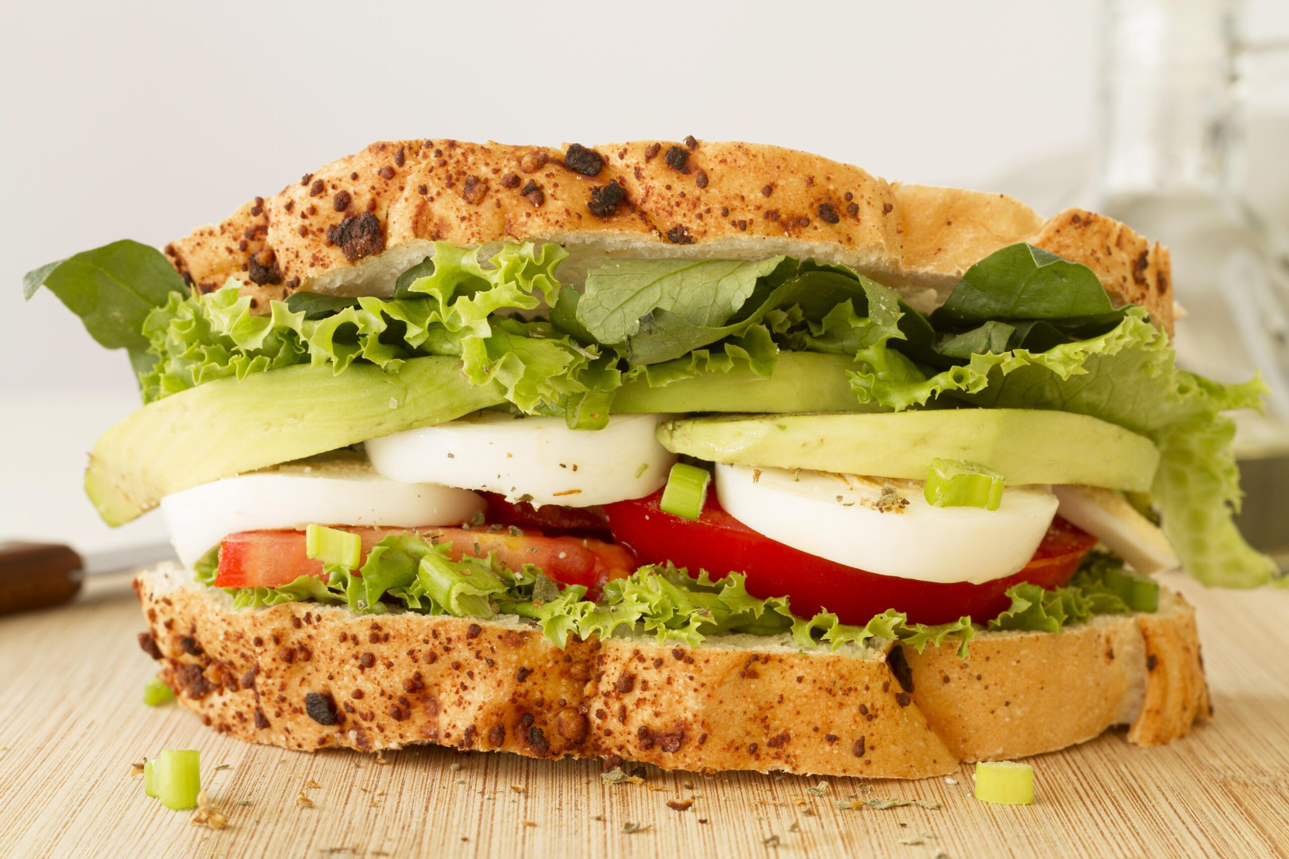 sanduiche-de-ovo-e-tomate-cozido-close-up-scaled Descubra os 10 lanches rápidos e saudáveis para emagrecer Receitas Fitness  