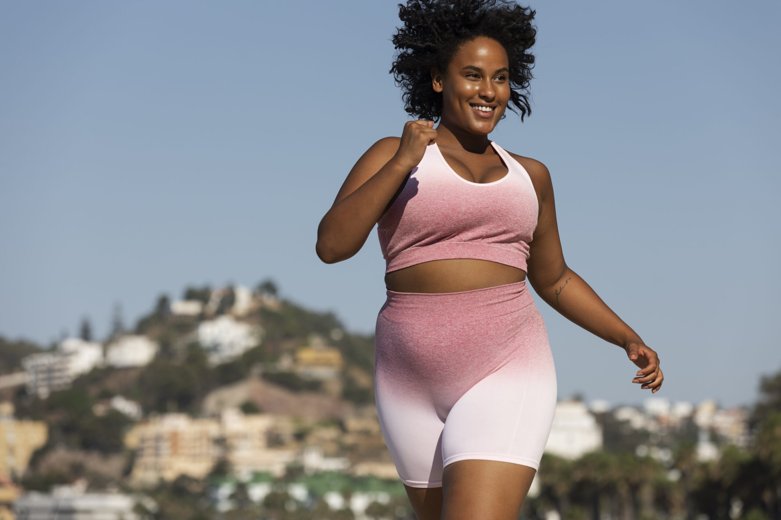 vista-frontal-mulher-correndo-ao-ar-livre-scaled Como perder 1 kg caminhando Perder Peso  