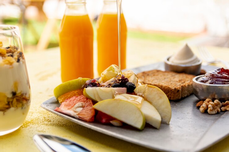 acordo-com-alimentos-e-bebidas-saudaveis_23-2148329213 Descubra os 10 cafés da manhã que ajudam a emagrecer Receitas Fitness  