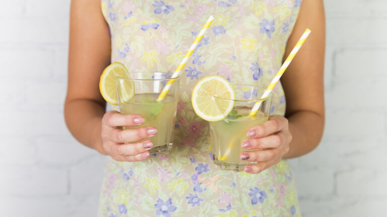 glasses-lemonade-held-by-woman-768x432 Descubra os 3 benefícios do coquetel de limão para emagrecer e aprenda a fazer Bebida Fitness  