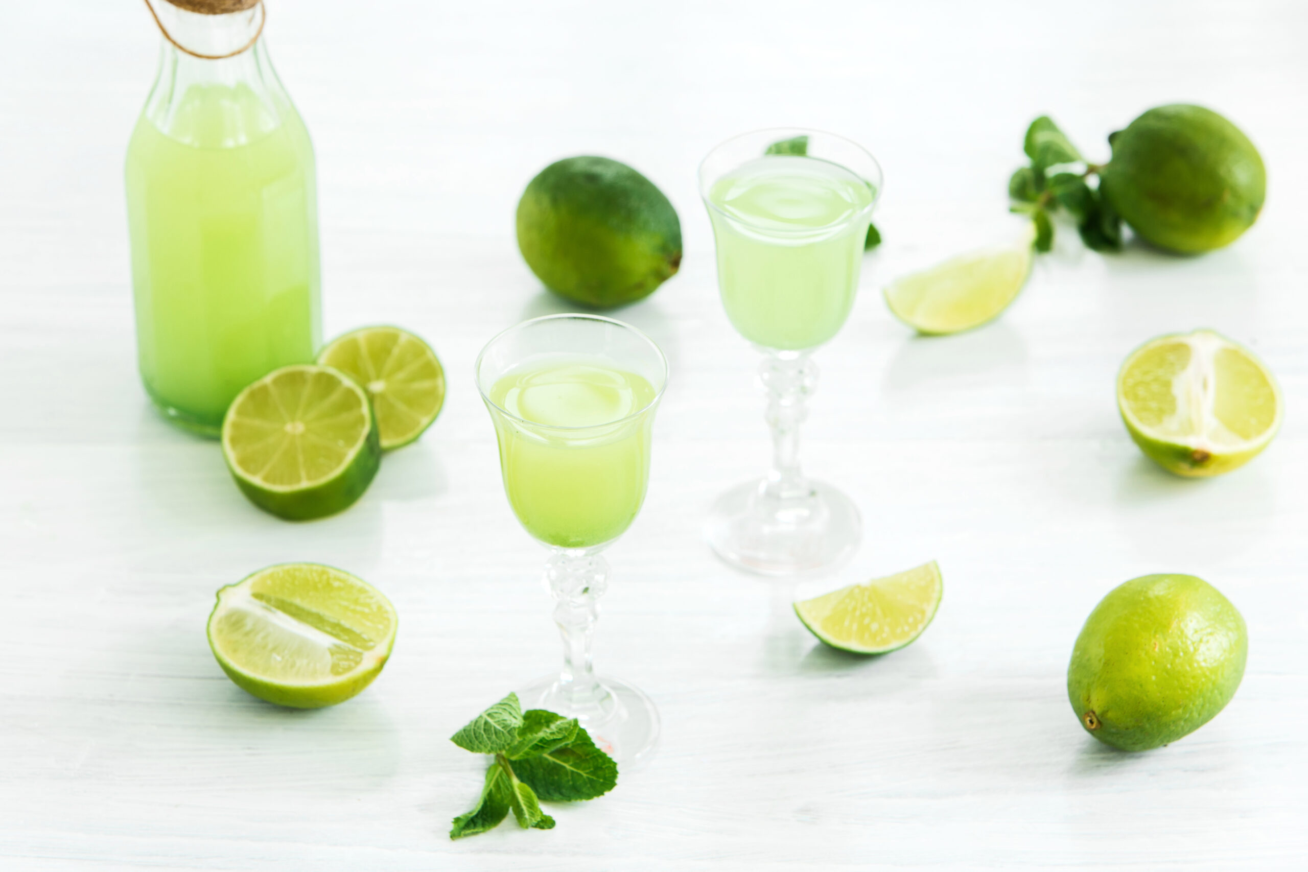home-lime-liquor-glass-fresh-lemons-limes-white-scaled 7 sucos detox para emagrecer rápido (os melhores) Bebida Fitness  